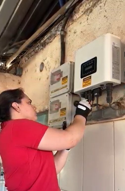 Inspeção técnica em equipamento elétrico realizada em campo