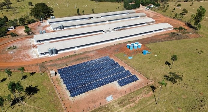 Vista aérea de usina fotovoltaica inspecionada pela equipe técnica